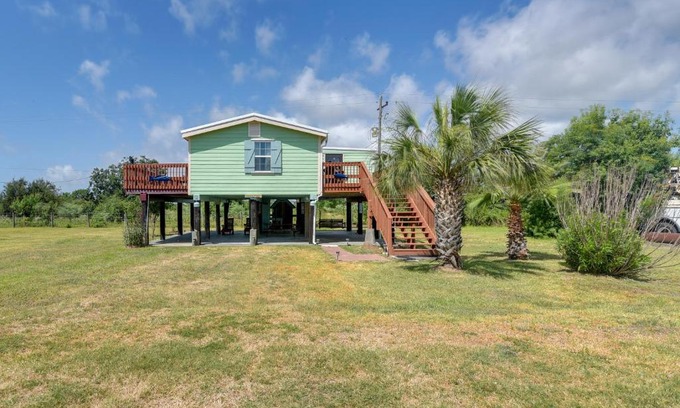 Crystal Beach Casa | Deck and Grill Sunny Cottage in Crystal Beach!