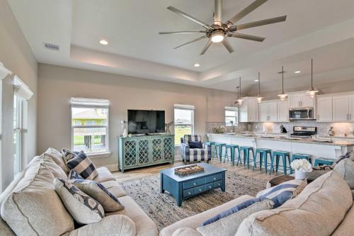 Crystal Beach Casa | Deck and Ocean Views Home in Crystal Beach!