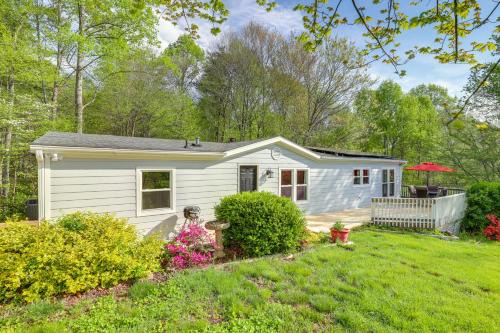 Fairview Casa | Deck and Views Secluded Retreat in Fairview!