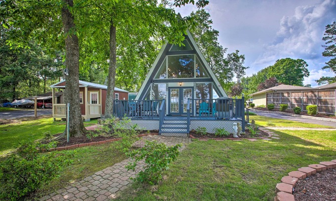 Lake Hamilton Cabaña | Deck, Boat Slip + Views: Lake Hamilton Cabin!