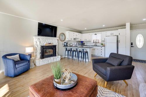 Jay Casa | Deck, Fire Pit and Grill Lakefront Oklahoma Abode