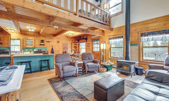 Black Hawk Cabina | Deck, Fire Pit & Grill: Log Cabin in Black Hawk