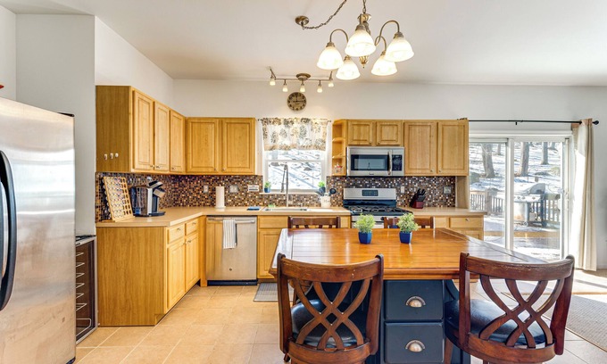 Pocono Lake Cabaña | Deck, Fire Pit & Grill: Spacious Pocono Lake Gem