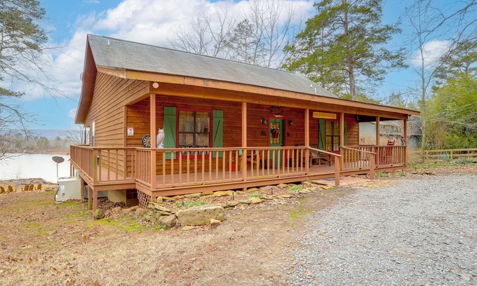Higden Cabina | Deck & Fire Pit: Waterfront Cabin in Greers Ferry!