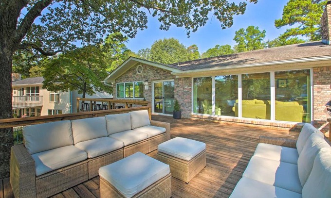 Piney Casa | Deck, Fire Pit Waterfront Lake Hamilton Home
