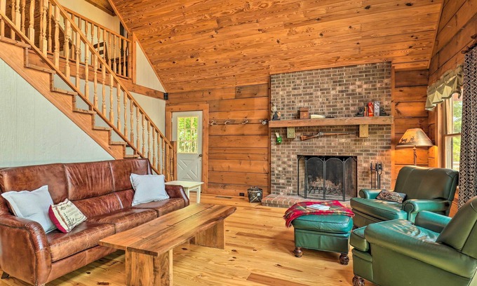 Lynn Cabina | Deck + Game Room: Lakefront Landrum Cabin!