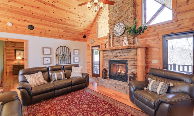 Sparta Cabina | Deck, Gas Grill + Mtn Views: Sparta Cabin Stay!