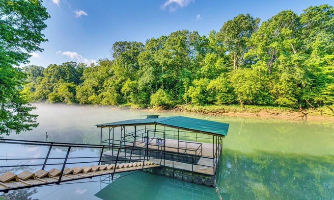 Heber Springs Casa | Deck & Gas Grill: Riverfront Home in Heber Springs