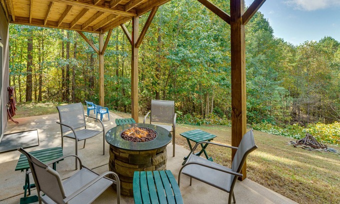 Bostic Cabina | Deck, Grill & Fire Pit: Blue Ridge Mountain Cabin!