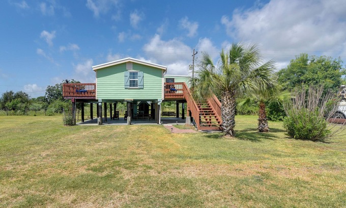 Crystal Beach Cabaña | Deck & Grill: Sunny Cottage in Crystal Beach!