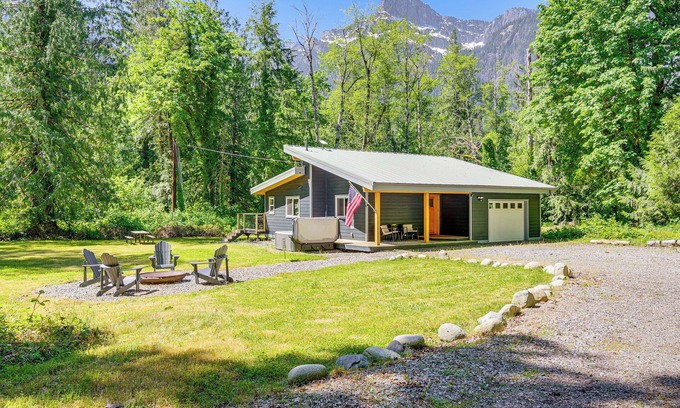 Gold Bar Cabina | Deck, Hot Tub & Views: Sleek Getaway in Index!