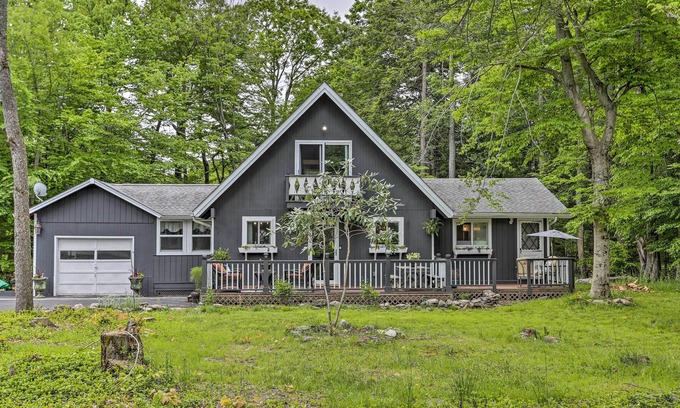 Tobyhanna Cabaña | Deck + Pool Access: Welcoming Poconos Retreat