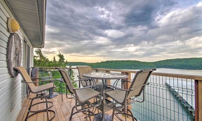 Kaiser Condominio | ¡NUEVO! Lake of the Ozarks Condo con terraza, piscina y vistas