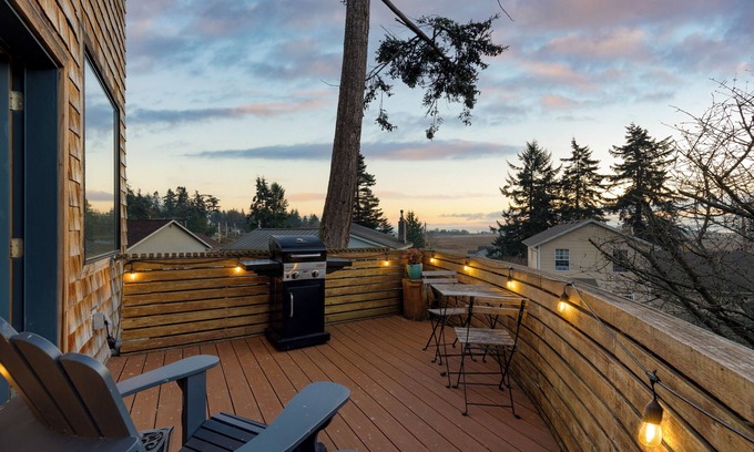 Coupeville Casa | Deck Views, Fire Pit, Pool, 3 Mins to Beach | Madrona Tree Retreat by AvantStay
