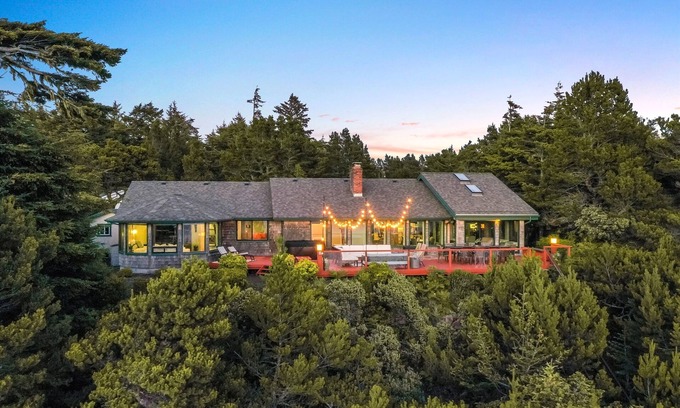 Florence Casa | Deck w/Private Beach,HotTub,FirePit