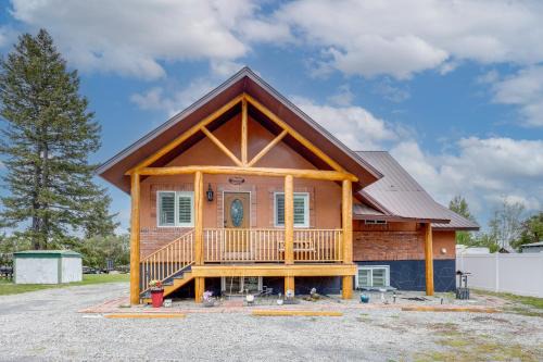 Ashton Casa | Deck with Hot Tub Ashton Cozy Cub Cabin