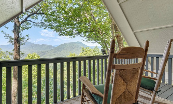 Old Fort Cabina | Decks + Lake Access: Scenic North Carolina Retreat