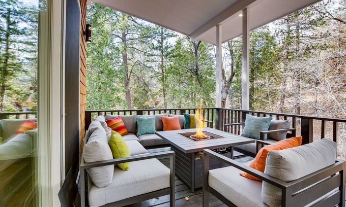 Arrowbear Lake Cabina | Modern Arrowbear Lake Cabin w/ Tree-Lined Views!