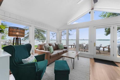 Lake Township Casa | Deckside Dreams on Crystal Lake