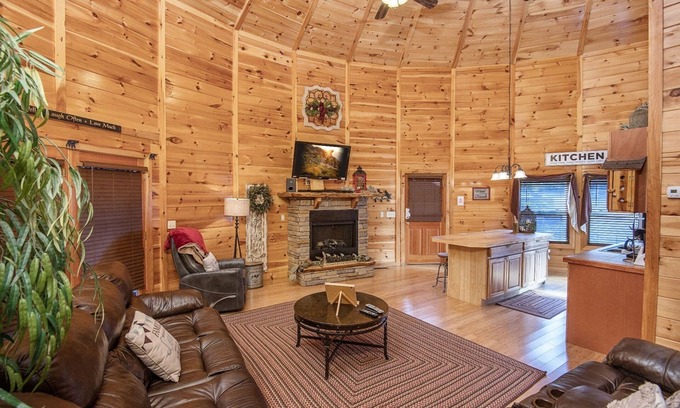 Sevierville Cabina | Declan's View - Cozy 1 bedroom with Game room and Great Mountain Views! 1 Cabin by RedAwning
