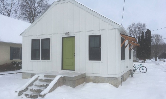 Decorah Cabaña | Decorah's Green Door Haus