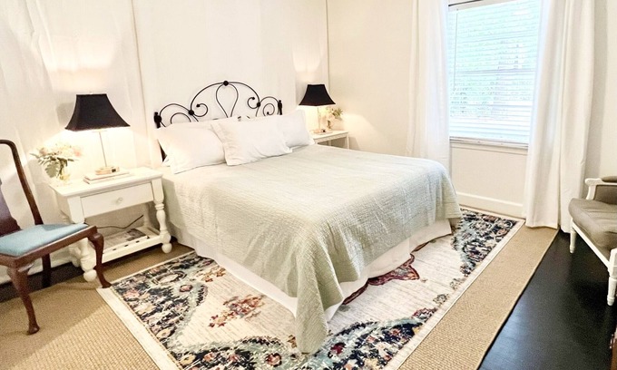 Valdosta Cabaña | Decorator's Cozy Cottage adjacent to VSU and SGMC