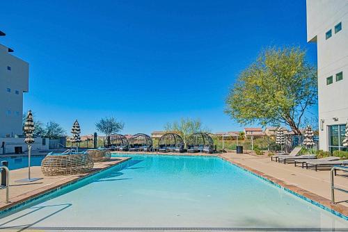 Desert View Village Apartamento | Dedicated Workspace - 5 Min to Golf - Barrett Jackson - King Bed - Parking S309