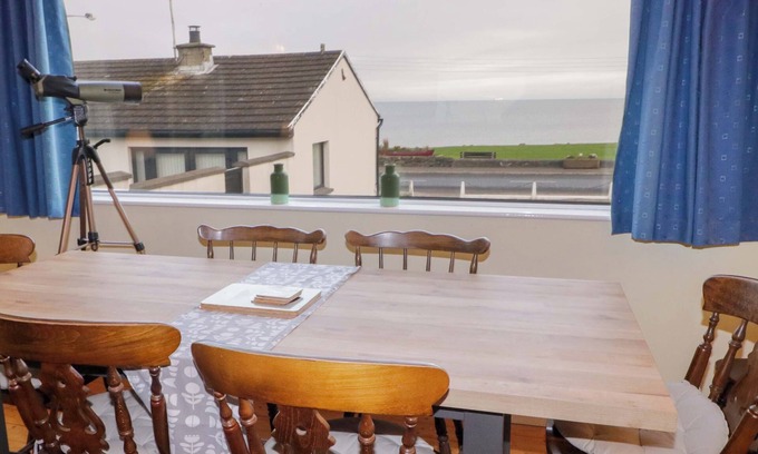 Donaghadee Cabaña | DEE BY THE SEA, family friendly, with a garden in Donaghadee