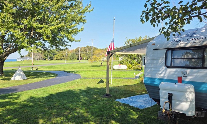 Oswego Casa | Dee's Tranquil Escape by the Lake a Cozy Camper in Oswego NY with AC & heat