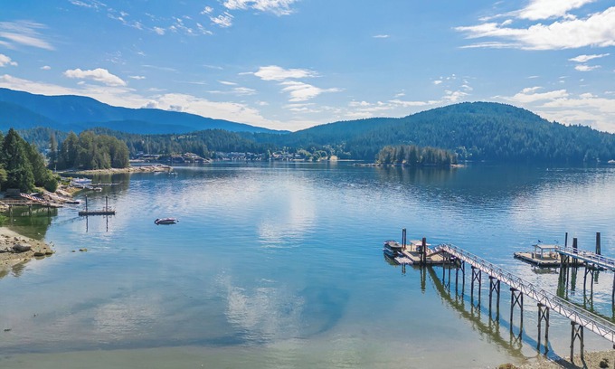 Dollarton Casa | Deep Cove Stunning Waterfront House