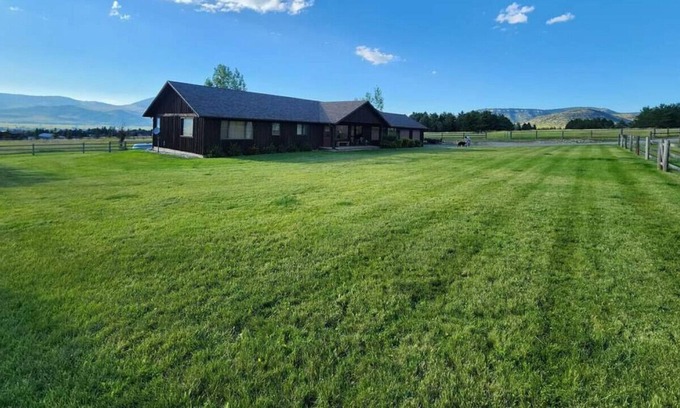 Livingston Casa | Deep Creek Bench · Luxury Vacation Home, views and wildlife!