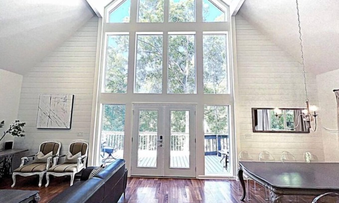 Dawsonville Cabaña | Deep water cove Lake Lanier cottage w/ hot tub, pvt dock, pool table, fire pit