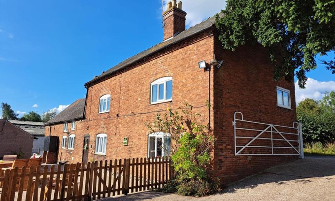 Doveridge Casa | Deepmoor Farmhouse, Doveridge, Derbys.