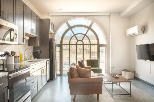 Westown Apartamento | Deer District Studio Apt JC1 - One Block from Fiserv & Baird