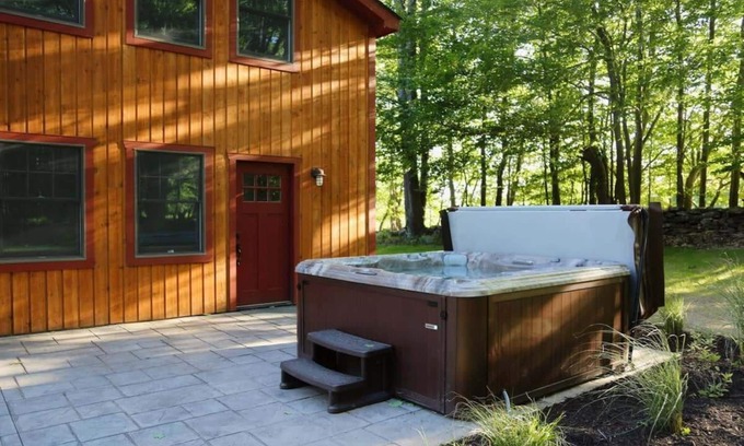 Jeffersonville Casa | Deer Meadows - Country Lodge with Hot Tub