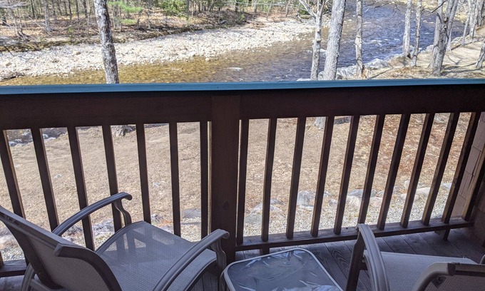 North Woodstock Condominio | Deer Park River View Condo