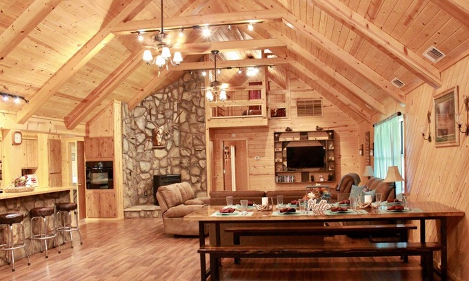 Smithville Cabina | Deer Ridge Retreat Luxurious Family Sanctuary with Hot Tub and BBQ by RedAwning