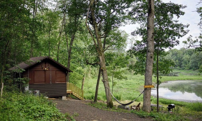 East Troy Cabina | Deer Run - Antique Scout Cabin Suite