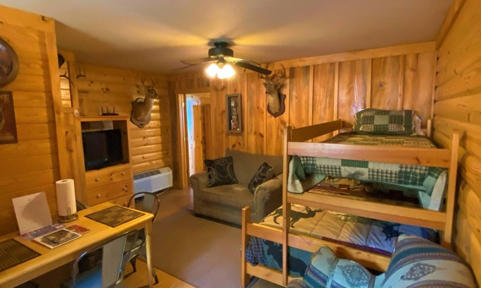 Mena Cabina | Deer Run is your perfect Mountaintop Cabin Equipped for Family Adventure!