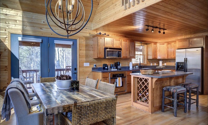 Piney Creek Cabina | Deer Run Lodge, Cozy and luxurious Cabin in the woods.