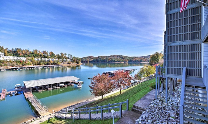 La Follette Condominio | Deerfield Lakefront Condo/Boat Slip Included!