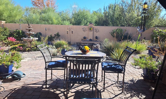 Sahuarita Casa | Deirdre's Desert Garden Home
