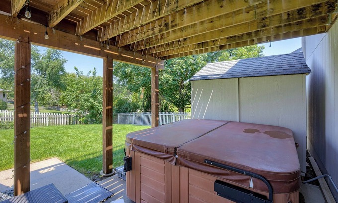 Millard Casa | Deja Blue In ♥ Of Omaha ~HOT TUB- 2 King Beds-Park-4BR-Park-Trails-Lake-Eclectic