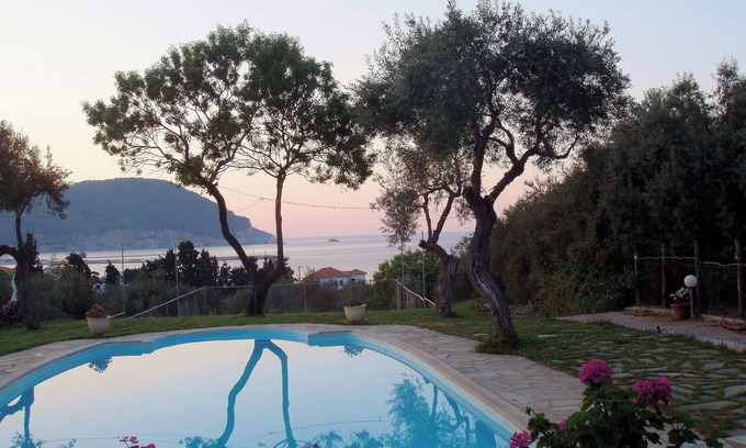 Skopelos Cabaña | Del & Sol 2 seaside semi detached cottage.