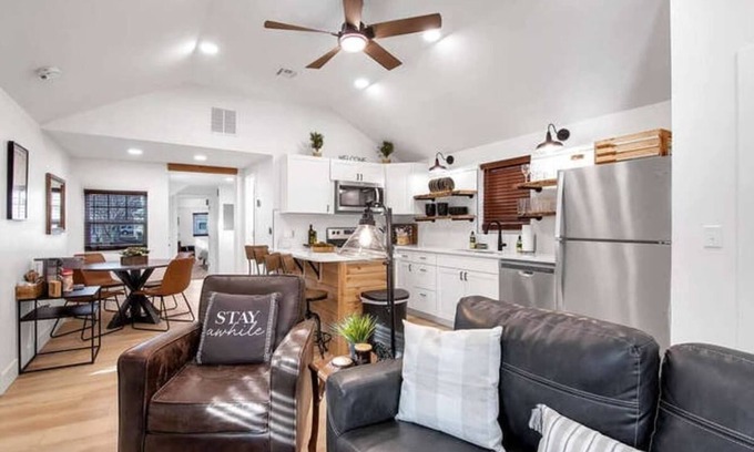 Wichita Casa | Delano Cabin - 2 Kings - Cute and Cozy!