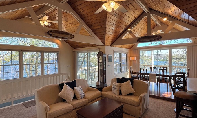 Delavan Lake Casa | Delavan Lakefront!! The Avalon on Delavan