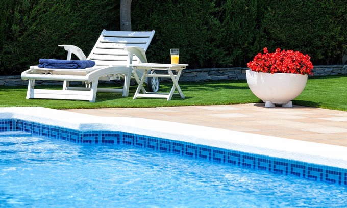 Masnou Casa | DELFIN- Casa para 8 con jardín y piscina privada a 15 minutos de Barcelona