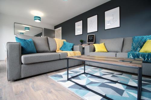Swindon Casa | DELFT - Spacious Home, High Speed Wi-Fi, Free Parking, Terrace