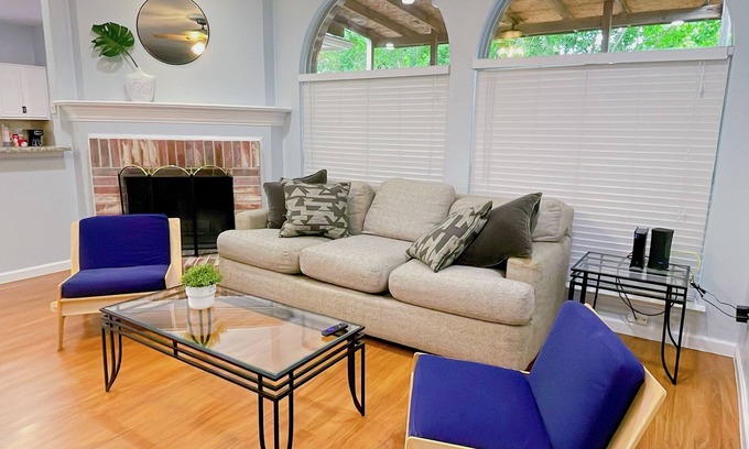 South Arlington Casa | Delight 4br2ba in Arlington. Family Friendly. Perfect for Corporate & Insurance