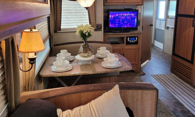 Canarsie Casa | Delightful 1 bedrm stationary camper on private lot in B'klyn NY